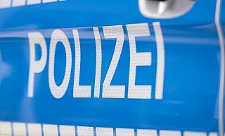 Mehrere Menschen wurden vor dem Eishockey-Spiel verletzt, Dutzende Polizisten waren im Einsatz. - Boris Roessler/dpa Mehrere Menschen wurden vor dem Eishockey-Spiel verletzt, Dutzende Polizisten waren im Einsatz. - Boris Roessler/dpa