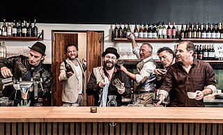 Die Italo-Pop-Band I Dolci Signori präsentiert live und umsonst im Kurpark von Bad Salzuflen eine Mischung aus Italo-Klassikern und emotionsgeladener Performance in der Nacht der italienischen Welthits. - Berli Berlinski Die Italo-Pop-Band I Dolci Signori präsentiert live und umsonst im Kurpark von Bad Salzuflen eine Mischung aus Italo-Klassikern und emotionsgeladener Performance in der Nacht der italienischen Welthits. - Berli Berlinski