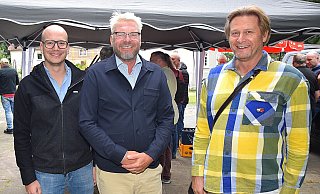 Sebastian Bunte vom MVZ Bielefeld-Brake (links) und Günter Weigel (rechts) von der Investorengemeinschaft Weigel, Somberg, Brechmann informieren im Weberpark auf Einladung von Peter Heepmann (SPD, Mitte) über Herausforderungen und Perspektiven. - Karin Prignitz