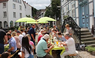 In guter Gesellschaft: Beim dritten Bürgerbrunch erfreuen sich die Teilnehmer am fröhlichen Beisammensein in der Schwalenberger Ortsmitte. - Joline Heller In guter Gesellschaft: Beim dritten Bürgerbrunch erfreuen sich die Teilnehmer am fröhlichen Beisammensein in der Schwalenberger Ortsmitte. - Joline Heller