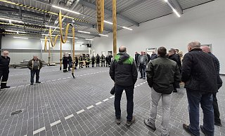 In der gro&szlig;en Halle finden k&uuml;nftig drei Fahrzeuge und ein Anh&auml;nger Platz. - Lorraine Brinkmann