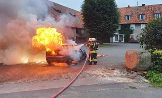 Ein Auto hat am Freitagmorgen in der Selbeckerstraße gebrannt. - Jörg Mengedoht/Freiwillige Feuerwehr Barntrup