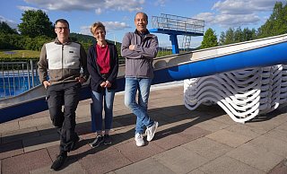 Die Betreiber Frank Erbs (links) und Rolf Stanislawski sind ebenso wie Dagmar Schultz, Vorsitzende des Fördervereins, startklar, um in die neue Badesaison zu starten. - Michaela Weiße