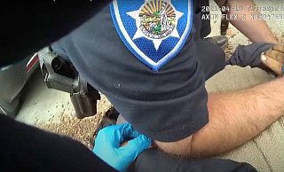 Screenshot aus dem Video: Die Beamten drücken den Mann während der Verhaftung, die mit seinem Tod endete, zu Boden. - Foto: Alameda Police Department/AP/dpa