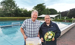 Der neue Stadtsportverbandsvorsitzende Alexander Lipke (rechts) und Willi Düwel, Vorsitzender des Sportausschusses, stehen an dem ungewöhnlichen Sitzungsort im Freibad Barntrup vor dem neuen Sonnensegel. Sie wollen zum Wohle des Sports in Barntrup eng zusammenarbeiten. - Sylvia Frevert