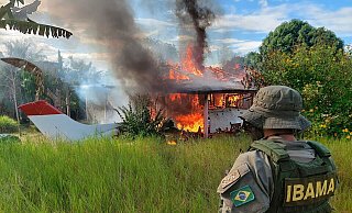 Die brasilianische Regierung geht gegen die Stellungen der illegalen Goldgräber vor. - Uncredited/IBAMA/AP/dpa Die brasilianische Regierung geht gegen die Stellungen der illegalen Goldgräber vor. - Uncredited/IBAMA/AP/dpa