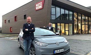 Stadtwerke-Chef Volker Stammer (links) und Bürgermeister Dirk Tolkemitt als Vorsitzender des Aufsichtsrats stehen an einem E-Mobil der Stadtwerke am Netzwerk an der Uferstraße.  - Sven Kienscherf