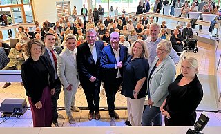 LZ-Chefredakteur Dirk Baldus (Mitte), Redakteurin Carolin Brokmann-Förster (rechts) und Radio Lippe-Moderator Frank Schröder (hinten) haben Dr. Inga Loke (Grüne, von links) Paul Kuhlemann (Die Partei), Andreas Epp (Aufbruch C), Meinolf Haase (CDU), Ilka Kottmann (SPD) und Heike Görder (UKTM) mit Fragen gelöchert. - Seda Hagemann