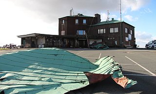 Der Sturm räumte gestern große Teile der Kupferabdeckung vom Köterberghaus. - Silke Buhrmester Der Sturm räumte gestern große Teile der Kupferabdeckung vom Köterberghaus. - Silke Buhrmester