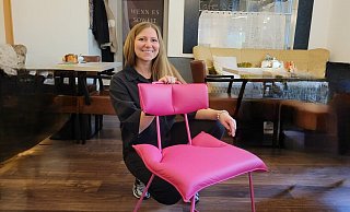 Silja Gajtukiew und ihr pinker Stuhl. 200 Euro aus dem Verkauf kommen dem neu gegründeten Verein und damit den Krebspatienten zugute. - Katrin Kantelberg