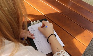 So ist es korrekt: Listen, die die Kontaktdaten tischweise erfassen, sind nach Einschätzung des NRW-Datenschutzbeauftragten unbedenklich. Sie sollten aber nach dem Ausfüllen umgedreht auf dem Tisch liegen und nach jedem Gästewechsel ausgetauscht werden. - Janet König