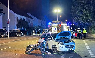 Das Motorrad verkeilte die Autot&uuml;r. - Feuerwehr Detmold