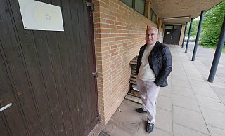 Auch wenn die Stadt die Mauer schnell gereinigt hat, sind die Nazi-Schmierereien auf dem Klinker des Sportlerheims am Eggestadion noch schwach zu erkennen. Manager Ender Ünal wünscht sich für den TSV Horn deshalb eine Videoüberwachung. - Jost Wolf Auch wenn die Stadt die Mauer schnell gereinigt hat, sind die Nazi-Schmierereien auf dem Klinker des Sportlerheims am Eggestadion noch schwach zu erkennen. Manager Ender Ünal wünscht sich für den TSV Horn deshalb eine Videoüberwachung. - Jost Wolf