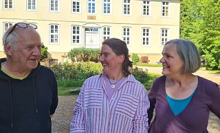 Ein weiterer Pakt für die Kultur im Blomberger Becken: Josef Spiegel und Sigrun Brunsiek (rechts) vom Verein Wasserschloss Reelkirchen haben jetzt gemeinsam mit der städtischen Kulturbeauftragten Andrea Plat (Mitte) ein Projekt ausheckt, das in der Blomberger Innenstadt stattfinden soll. - Marianne Schwarzer Ein weiterer Pakt für die Kultur im Blomberger Becken: Josef Spiegel und Sigrun Brunsiek (rechts) vom Verein Wasserschloss Reelkirchen haben jetzt gemeinsam mit der städtischen Kulturbeauftragten Andrea Plat (Mitte) ein Projekt ausheckt, das in der Blomberger Innenstadt stattfinden soll. - Marianne Schwarzer
