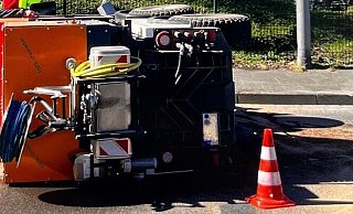 Ein Reinigungswagen ist im Bereich Bahnhofstraße/Werler Straße ins Schleudern geraten und umgekippt. - Polizei Lippe Ein Reinigungswagen ist im Bereich Bahnhofstraße/Werler Straße ins Schleudern geraten und umgekippt. - Polizei Lippe