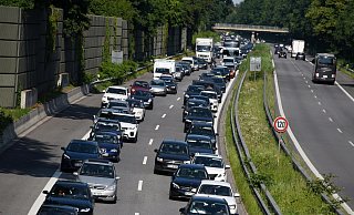 Die A 24 soll bis zum Jahr 2022 verbreitert werden. F&uuml;r die Bauarbeiten wird Freitagabend (22.00 Uhr) bis Montag (05.00 Uhr)eine Vollsperrung durchgef&uuml;hrt. - Foto: Daniel Bockwoldt/dpa