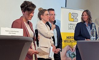 LZ-Redakteurin Janet König (links) und Radio-Lippe-Moderatorin Judith Brentrup (rechts daneben) hatten auch ein paar fiese Fragen auf dem Zettel. Hier zu sehen: die Kandidaten Dr. Elmar Thyzel und Dr. Marika Thiersch. - Yvonne Glandien LZ-Redakteurin Janet König (links) und Radio-Lippe-Moderatorin Judith Brentrup (rechts daneben) hatten auch ein paar fiese Fragen auf dem Zettel. Hier zu sehen: die Kandidaten Dr. Elmar Thyzel und Dr. Marika Thiersch. - Yvonne Glandien
