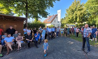 Anlieger der Deichbrede protestieren gegen den Ausbau ihrer Straße. - Katrin Kantelberg Anlieger der Deichbrede protestieren gegen den Ausbau ihrer Straße. - Katrin Kantelberg