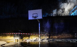 Die Flammen beschädigten neben den Müllcontainern eine mit Efeu berankte Mauer. Dank der schnellen Reaktion der Feuerwehr griff das Feuer jedoch nicht auf das Gebäude über. - Freitag TV Die Flammen beschädigten neben den Müllcontainern eine mit Efeu berankte Mauer. Dank der schnellen Reaktion der Feuerwehr griff das Feuer jedoch nicht auf das Gebäude über. - Freitag TV