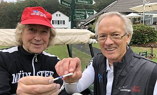 Bernd Wehmeyer (67, rechts), dreifacher Deutscher Meister mit dem HSV und Europapokalsieger der Landesmeister 1983, schlägt den Ball nur auf Hölzchen mit dem Vereinsemblem ab. Steffi Stephan (72), Bassist des Panikorchesters von Udo Lindenberg, freut sich über das kleine, aber feine Accessoire. - Thomas Reineke Bernd Wehmeyer (67, rechts), dreifacher Deutscher Meister mit dem HSV und Europapokalsieger der Landesmeister 1983, schlägt den Ball nur auf Hölzchen mit dem Vereinsemblem ab. Steffi Stephan (72), Bassist des Panikorchesters von Udo Lindenberg, freut sich über das kleine, aber feine Accessoire. - Thomas Reineke