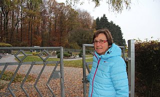 Höntrups ehemalige Ortsvorsteherin Sonja Volmer äußert sich erstmals seit der Friedwald-Diskussion öffentlich. Der LZ verrät sie, wie schwer die Anschuldigungen und Reaktionen einiger Dorfbewohner sie getroffen haben. - Seda Hagemann Höntrups ehemalige Ortsvorsteherin Sonja Volmer äußert sich erstmals seit der Friedwald-Diskussion öffentlich. Der LZ verrät sie, wie schwer die Anschuldigungen und Reaktionen einiger Dorfbewohner sie getroffen haben. - Seda Hagemann
