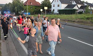 &nbsp;Immer mehr Menschen schlossen sich an, die Z&uuml;ge &ndash; hier ein Foto von der Herforder Stra&szlig;e &ndash; wurden immer l&auml;nger.&nbsp; - Jens Rademacher