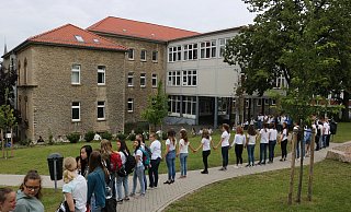Die Schüler des Grabbe Gymnasiums setzten im Sommer ein gemeinsames Zeichen gegen die Amokdrohungen, die seit März regelmäßig durch Schmierereien verbreitet werden. - Archivfoto: Till Sadlowski