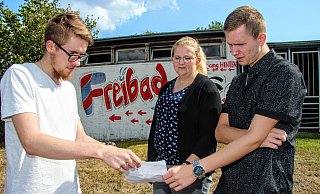 Ein Zettel voller Ideen: (von links) Dustin Marius, Jennifer Hornig und Christopher Miles haben ihr Konzept für das ehemalige Freibadgelände bereits bei einem Bürgertreff erläutert. - Niklas Böhmer