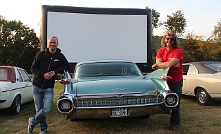 Michael Klarhorst (rechts) aus Leopoldshöhe und sein Mitarbeiter Marc Schormann vor der Leinwand des Autokinos. - Michaela Weisse Michael Klarhorst (rechts) aus Leopoldshöhe und sein Mitarbeiter Marc Schormann vor der Leinwand des Autokinos. - Michaela Weisse