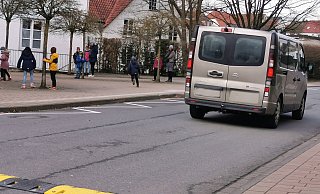 Diese Fahrbahnschwellen wurden vor der Barntruper Grundschule installiert. - Sylvia Frevert Diese Fahrbahnschwellen wurden vor der Barntruper Grundschule installiert. - Sylvia Frevert