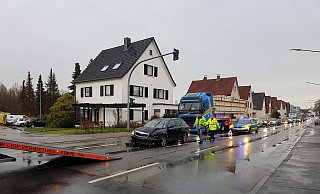 An der Einfahrt zum Aldi-Parkplatz in Lemgo-Brake ist es am Mittwochmorgen zu einem Unfall gekommen. - Nadine Uphoff