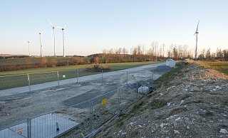 Dieser Schotterplatz an der Bauernkampstraße in Veldrom wird derzeit für den Windrad-Bau benötigt. Perspektivisch könnte er ein Wanderparkplatz an werden. - Jost Wolf