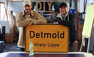 Tommi Schmitt (links) und Matthias Opdenhövel beim Interview in Köln. Das Schild ist übrigens eine offizielle Foto-Leihgabe der Stadt Detmold. - Martina Goyert