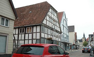 Gekauft von der Stadt: Das Haus Tille-Reinecke in der Mitte an der Mittelstraße in Horn. - Manfred Brinkmeier