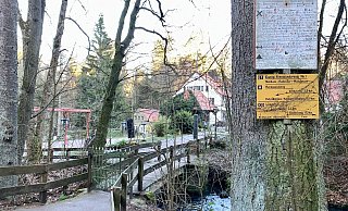 Da die Silbermühle wegen des Coronavirus derzeit geschlossen ist, sind auch die Brücken nicht passierbar. Wer aus nördlicher Richtung kommt und die aufgestellten Verbotsschilder ignoriert, muss den Lönspfad wieder zurück gehen - hier ist kein Durchkommen. - Dieter Asbrock Da die Silbermühle wegen des Coronavirus derzeit geschlossen ist, sind auch die Brücken nicht passierbar. Wer aus nördlicher Richtung kommt und die aufgestellten Verbotsschilder ignoriert, muss den Lönspfad wieder zurück gehen - hier ist kein Durchkommen. - Dieter Asbrock