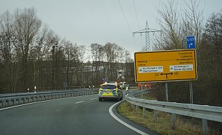 So wie hier an der A30 in Herford warteten an sämtlichen Auf- und Abfahrt der ostwestfälischen Autobahnabschnitte Polizisten darauf, ob das Tatfahrzeug möglicherweise die Autobahn verlässt - Freitag TV