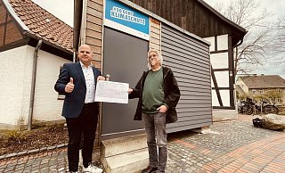Bürgermeister Marcus Püster und der SPD-Fraktionsvorsitzender Michael Zans freuen sich, dass das Förderprogramm von den Bürgerinnen und Bürgern gut angenommen wird - Gemeinde Schlangen
