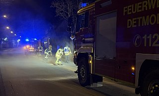 Die Feuerwehr versucht die Ölspur zu beseitigen. - Christopher Rieks Die Feuerwehr versucht die Ölspur zu beseitigen. - Christopher Rieks