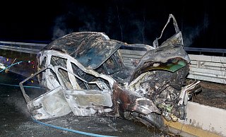 Bei einem schweren Verkehrsunfall auf der A 33 bei Hövelhof kam ein Mensch ums Leben. Zwei weitere Insassen wurden schwer verletzt von Ersthelfern aus dem bereits brennenden Wagen gerettet. - Ralph Meyer Bei einem schweren Verkehrsunfall auf der A 33 bei Hövelhof kam ein Mensch ums Leben. Zwei weitere Insassen wurden schwer verletzt von Ersthelfern aus dem bereits brennenden Wagen gerettet. - Ralph Meyer