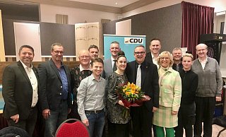 Blicken mit Zuversicht auf die Kommunalwahl: Maike und Markus Baier (Mitte) mit dem CD-Vorstand Daniel Christman-Brunsiek, Carsten Steinmeier, Friedrich Remmert, Lars. Wilhelm Brakhage, Witalij Eichhorn, Steven Grimshaw, Oliver Jakobi, Andrea Freitag, Harald Reineking, Pia Marie Steinmeier, Thomas Rathmann (von links). - CDU Lemgo Blicken mit Zuversicht auf die Kommunalwahl: Maike und Markus Baier (Mitte) mit dem CD-Vorstand Daniel Christman-Brunsiek, Carsten Steinmeier, Friedrich Remmert, Lars. Wilhelm Brakhage, Witalij Eichhorn, Steven Grimshaw, Oliver Jakobi, Andrea Freitag, Harald Reineking, Pia Marie Steinmeier, Thomas Rathmann (von links). - CDU Lemgo