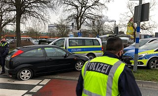 Apruptes Ende: Die Verfolgungsjagd, bei der ein Paar am Mittwoch versuchte, vor der Polizei zu flüchten, fand ihren Halt vor einem Laternenmast. - Thomas Reineke