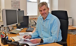 B&uuml;rgermeister Dirk Becker an seinem Arbeitsplatz, den er jetzt r&auml;umt. Immer wieder musste er L&ouml;sungen wegen der schwierigen Haushaltslage der Bergstadt finden, das gilt auch k&uuml;nftig noch. Foto: Gunter Held - Gunter Held