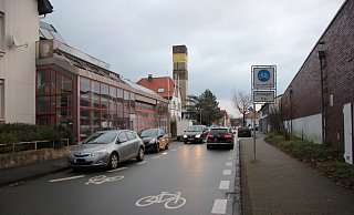 Begegnen sich zwei Autos, wird es in der Pideritstraße eng. Künftig dürfen Autofahrer nur noch Richtung Leopoldstraße fahren. - Katrin Kantelberg Begegnen sich zwei Autos, wird es in der Pideritstraße eng. Künftig dürfen Autofahrer nur noch Richtung Leopoldstraße fahren. - Katrin Kantelberg