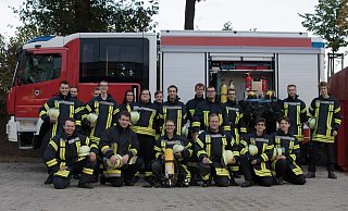 18 Nachwuchskräfte der Feuerwehren Lemgo und Kalletal haben den Lehrgang zum Atemschutzgeräteträger erfogreich abgeschlossen. - Feuerwehr Lemgo