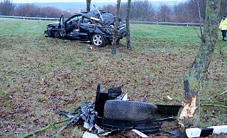 Das Vorderrad des Autos wurde durch den Aufprall gegen einen Baum abgerissen. - Ralph Meyer Das Vorderrad des Autos wurde durch den Aufprall gegen einen Baum abgerissen. - Ralph Meyer