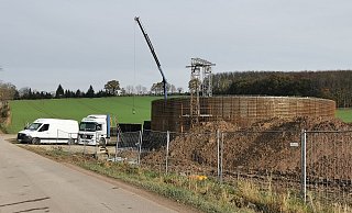 Der Bau dieses Güllebehälters in Alverdissen hat Diskussionen im Barntruper Bauausschuss ausgelöst. Die Politik fühlt sich mangelhaft informiert. - Archivfoto: Sylvia Frevert