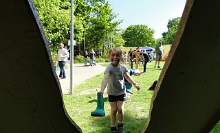 Carla-Elisabeth (4) wirft den Schuh präzise durch die ausgestanzte Form beim "Gummistiefel-Zielwurf". - Hajo Gärtner