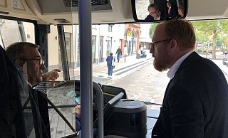 Elektrobus: Fahrer Rüdiger Felski und Stadtwerke-Geschäftsführer Volker Stammer unterhalten sich während eines Halts. - Sven Kienscherf Elektrobus: Fahrer Rüdiger Felski und Stadtwerke-Geschäftsführer Volker Stammer unterhalten sich während eines Halts. - Sven Kienscherf