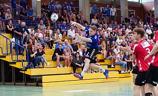 Volle Zuschauertribüne in der Halle Aspe: Marvin Anzer von der ersten Männermannschaft von Handball Bad Salzuflen schließt einen Tempogegenstoß ab. - Jörg Hagemann Volle Zuschauertribüne in der Halle Aspe: Marvin Anzer von der ersten Männermannschaft von Handball Bad Salzuflen schließt einen Tempogegenstoß ab. - Jörg Hagemann