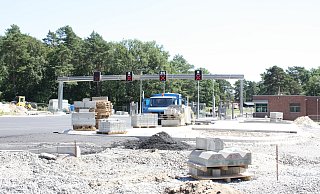 Sage und schreibe 2,2 Millionen Euro lässt sich der Staat die Umgestaltung der Nordzufahrt kosten. Unter anderem wurde eine 27 Meter breite und 4,50 Meter hohe Schilderbrücke installiert. Im Herbst soll alles fertig sein. - Christina Pfrommer Sage und schreibe 2,2 Millionen Euro lässt sich der Staat die Umgestaltung der Nordzufahrt kosten. Unter anderem wurde eine 27 Meter breite und 4,50 Meter hohe Schilderbrücke installiert. Im Herbst soll alles fertig sein. - Christina Pfrommer